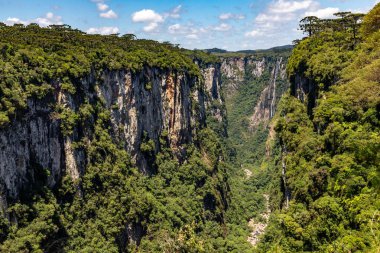 Itaimbezinho Kanyonu, Cambara do Sul, Rio Grande do Sul, Brezilya 'daki kayalıklar, nehir ve şelale