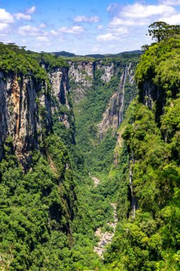 Itaimbezinho Kanyonu, Cambara do Sul, Rio Grande do Sul, Brezilya 'daki kayalıklar, nehir ve şelale