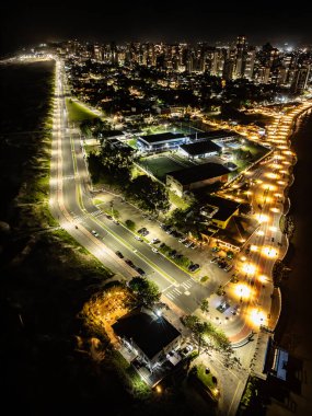 Torres şehir merkezinde gece ışıkları, Torres, Rio Grande do Sul, Brezilya