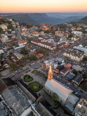 Gramado şehir binalarının arka planında Kanyon, Gramado, Rio Grande do Sul, Brezilya