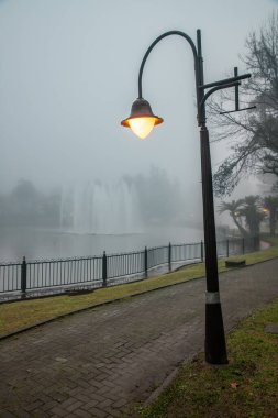 Joaquina Rita Bier Gölü 'nde sisli bir sabah, Gramado, Rio Grande do Sul, Brezilya