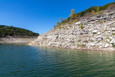 Colorado nehri etrafındaki orman ve kayalar, Austin, Teksas, ABD
