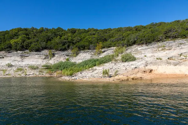 Colorado nehri etrafındaki orman ve kayalar, Austin, Teksas, ABD