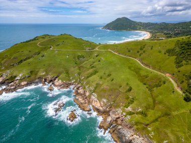 Arka planda Silveira plajı olan Ponta do Galeao, Garopaba, Santa Catarina, Brezilya