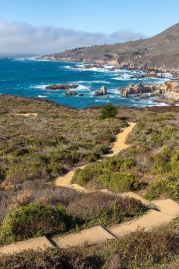 Bitki ve dağlarla sahil yolu, Monterey, California, ABD