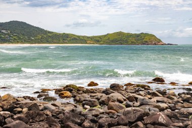 Sahilde kayalar ve dalgalar, Silveira Sahili, Garopaba, Santa Catarina, Brezilya