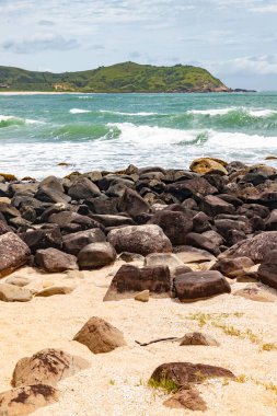 Sahilde kayalar, kum ve dalgalar, Silveira Sahili, Garopaba, Santa Catarina, Brezilya