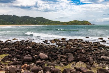 Sahilde kayalar ve dalgalar, Silveira Sahili, Garopaba, Santa Catarina, Brezilya