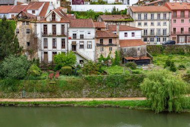 Cavado nehri çevresindeki eski binalar, Barcelinhos, Portekiz