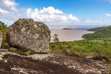 Itapua Eyalet Parkı 'ndaki kayalar ve bitki örtüsü, Viamao, Rio Grande do Sul, Brezilya