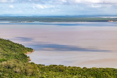Itapua Eyalet Parkı 'ndaki orman ve Guaiba Gölü, Viamao, Rio Grande do Sul, Brezilya
