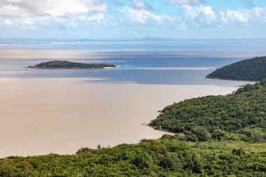 Itapua Eyalet Parkı 'ndaki orman ve Guaiba Gölü, Viamao, Rio Grande do Sul, Brezilya