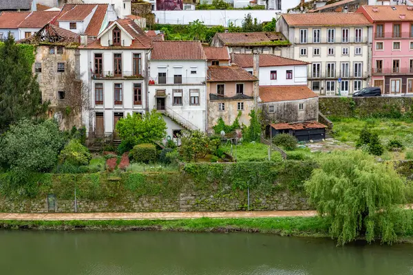 Cavado nehri çevresindeki eski binalar, Barcelinhos, Portekiz