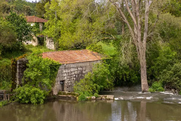 Ave Nehri etrafındaki taş ev, Macieira da Maia, Porto, Portekiz