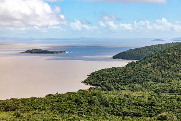 Itapua Eyalet Parkı 'ndaki orman ve Guaiba Gölü, Viamao, Rio Grande do Sul, Brezilya