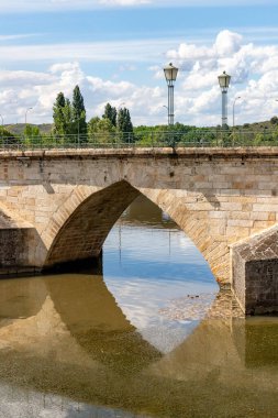 Tua Nehri üzerindeki ortaçağ köprüsü, Mirandela, Portekiz