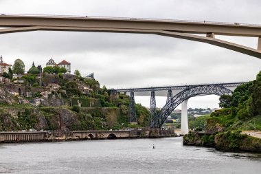 Douro nehri üzerindeki köprüler bulutlu bir günde, Porto, Portekiz