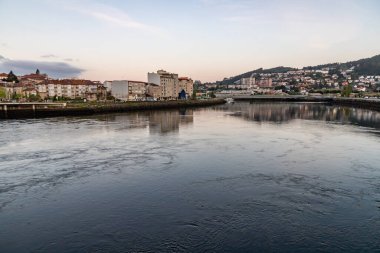 Etrafı binalarla çevrili Lerez Nehri, Pontevedra, İspanya