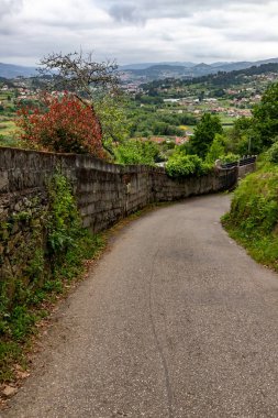 Arka planda İspanya 'nın Mos, İspanya' nın İspanyol köyleri olan kompostela yolu.