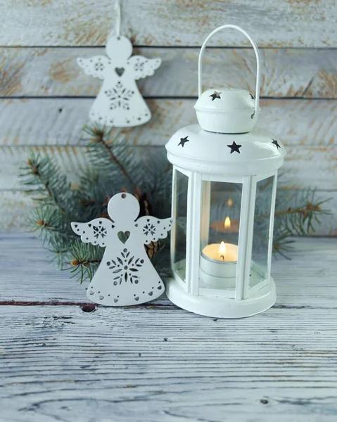 Natal Lanterna Branca Com Uma Vela Acesa Anjos Brinquedo Fundo — Fotografia de Stock