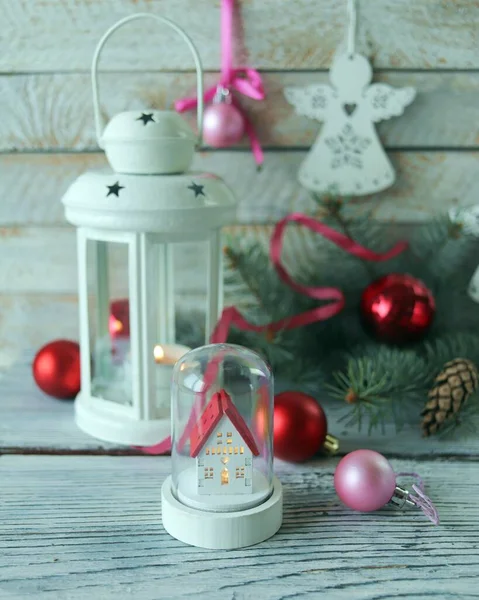 Natal Casa Brinquedo Bolas Lanterna Branca Com Uma Vela Acesa — Fotografia de Stock