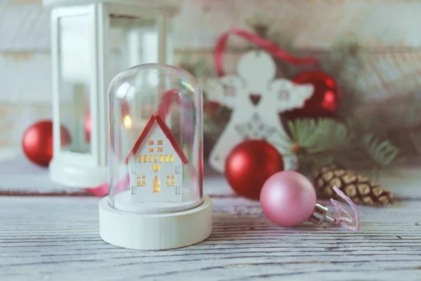 Navidad Casa Juguete Bolas Linterna Blanca Con Una Vela Ardiente — Foto de Stock