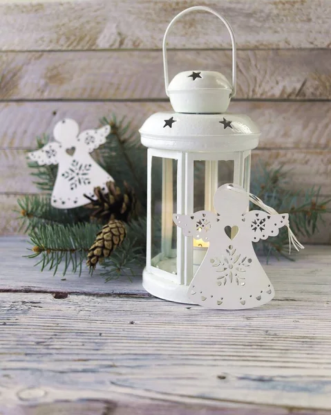Boże Narodzenie Biała Latarnia Płonącą Świecą Anioły Zabawki Drewnianym Tle — Zdjęcie stockowe