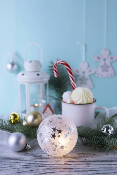 크리스마스 마시멜로를 곁들인 촛불이 타오르고 이달린 전나무 가지가 크리스마스 장난감 — 스톡 사진
