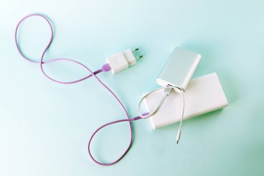 Güç bankası, dış batarya ve USB kablosu masada, cihazları şarj etmek için evrensel cep telefonu pili, akıllı telefonu şarj etmek için.