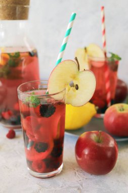 Elmalardan, böğürtlenlerden, nane ve narenciye bardaklarında ve sürahide, masada, organik doğal malzemelerden mevsimsel içecekler içerler.