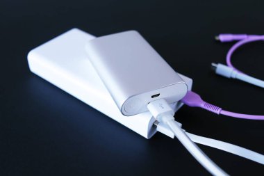 Güç bankası, dış batarya ve USB kablosu masada, cihazları şarj etmek için evrensel cep telefonu pili, akıllı telefonu şarj etmek için.