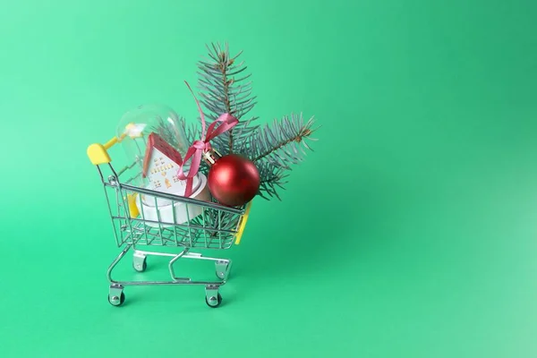 Vánoce Dětský Vozík Supermarketu Autíčkem Domečkem Osvětlením Zdobený Vánoční Výzdobou — Stock fotografie