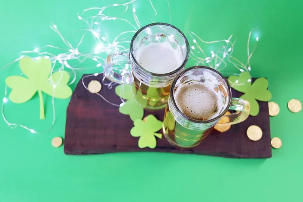 Patrick Günü Cam Bardaklarda Köpüklü Bira Cips Kurabiyeler Yeşil Yoncalar — Stok fotoğraf