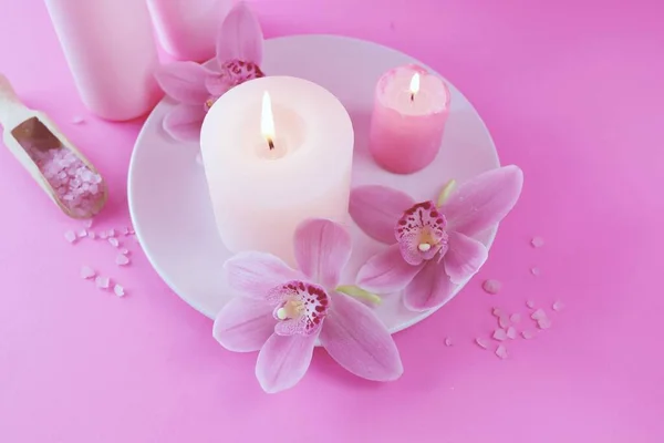 Fiori Freschi Orchidea Rosa Candele Accese Sale Marino Sfondo Rosa — Foto Stock