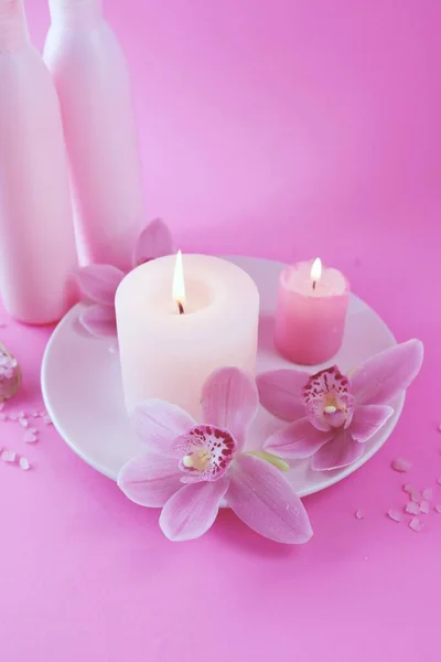 Tuoreet Vaaleanpunaiset Orkideat Kukat Palavat Kynttilät Merisuola Kirkkaan Vaaleanpunaisella Taustalla — kuvapankkivalokuva