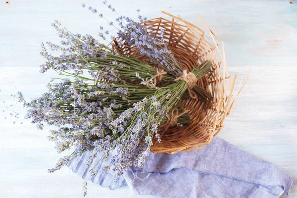 Blumensträuße Aus Lavendelblüten Einem Weidenkorb Auf Einem Holztisch Draufsicht — Stockfoto