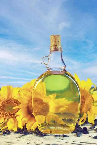 Una Botella Aceite Girasol Flores Frescas Girasol Semillas Sobre Mesa — Foto de Stock