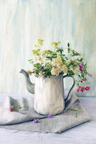 Frische Wiesenblumen Einem Alten Krug Auf Einem Holztisch Ein Blumenstrauß — Stockfoto