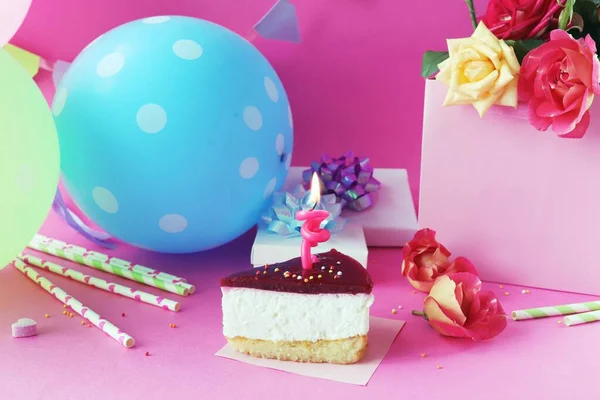 キャンドル 風船とピンクの背景にギフトボックスを持つチョコレートの誕生日ケーキ — ストック写真