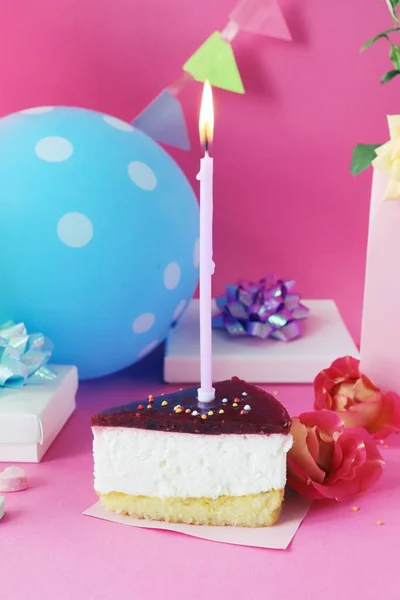 キャンドル 風船とピンクの背景にギフトボックスを持つチョコレートの誕生日ケーキ — ストック写真