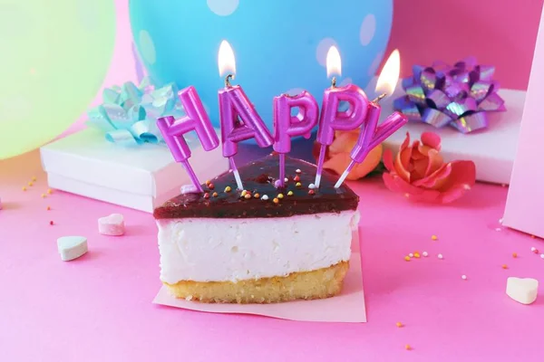 巧克力生日蛋糕 上面有蜡烛 气球和粉色背景的礼品盒 — 图库照片
