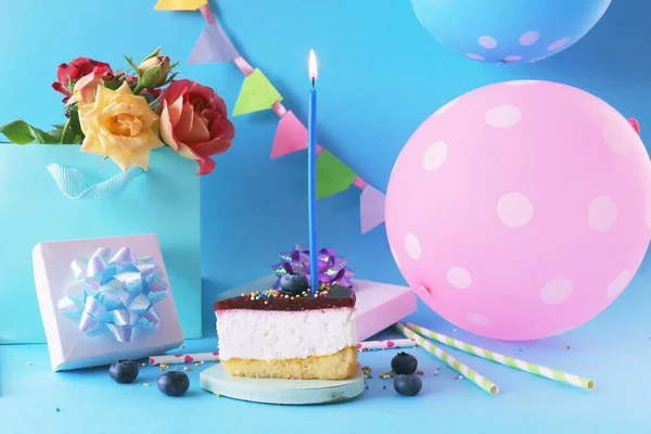 Bolo Aniversário Com Velas Flores Balões Caixa Presente Fundo Azul — Fotografia de Stock