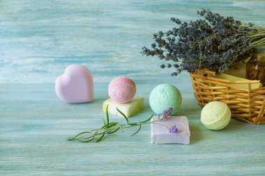 Mavi ahşap arka planda lavanta ve lavanta çiçekleri doğal kozmetik ürünleri, spa, vücut bakımı.