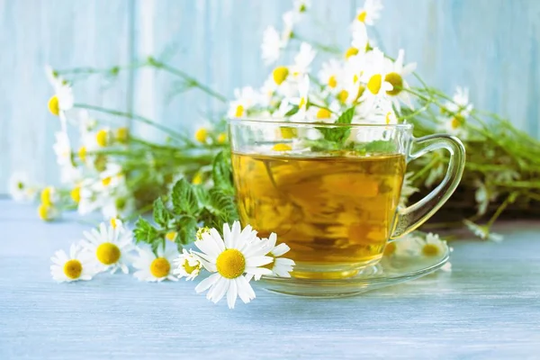 Chá Flores Frescas Camomila Hortelã Uma Xícara Uma Mesa Madeira — Fotografia de Stock