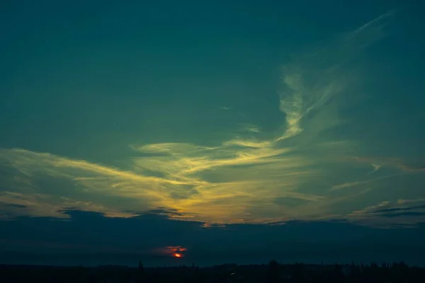 Beautiful Sunset City Sky Blue Orange White Cirrus Clouds Form — Stock Photo, Image