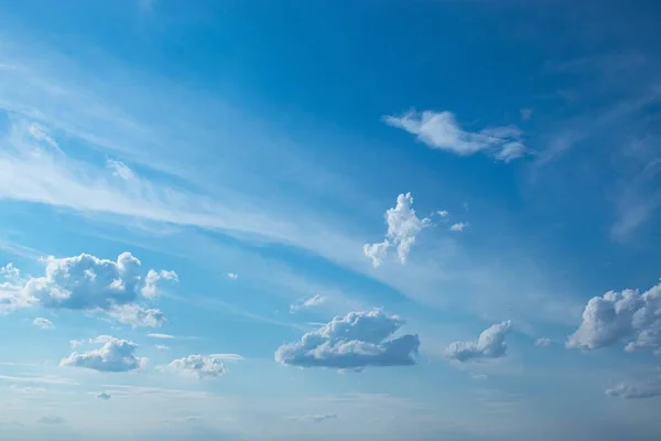 Céu Azul Brilhante Com Nuvens Cumulus Cirrocumulus Dia Imagem De Stock