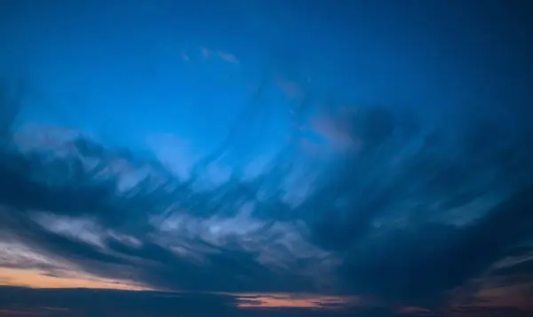 Céu Azul Bonito Com Nuvens Escuras Pôr Sol Noite Céu — Fotografia de Stock