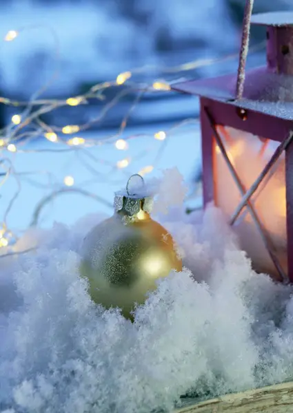 Weihnachtslaterne Und Neujahrsdekoration Auf Dem Schnee Beleuchtung Und Schneeverwehungen Hintergrund lizenzfreie Stockbilder