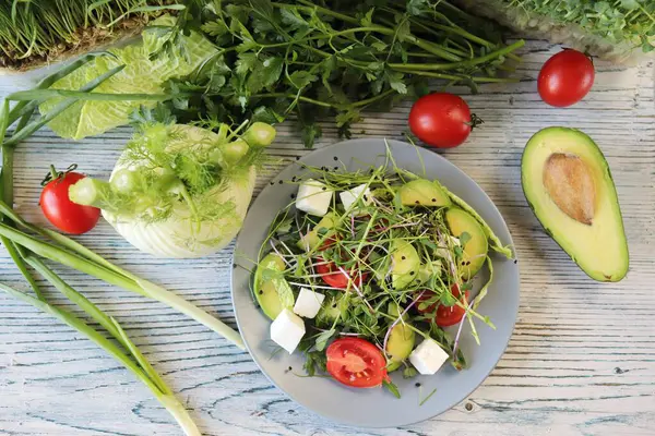 Mikroyeşillikli sağlıklı salata, avokado, roka ve feta peyniri, organik, doğal malzemeler..