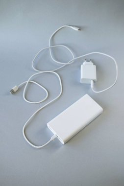 Güç bankası, dış batarya ve USB kablosu, cihazları şarj etmek için evrensel mobil pil